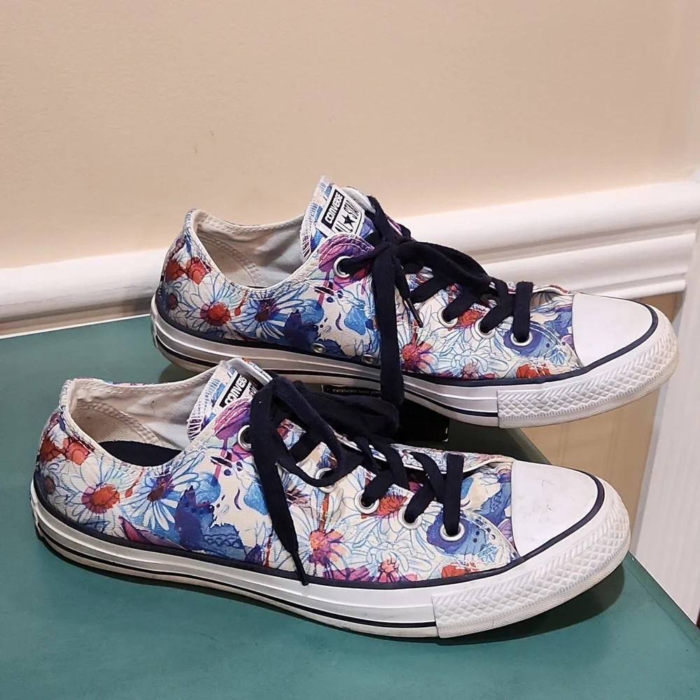 Converse All Stars women's shoes size 9